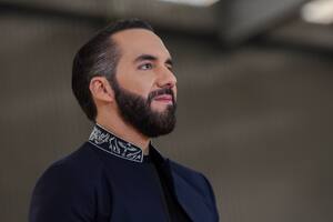 El presidente de El Salvador, Nayib Bukele, antes de recibir el más alto reconocimiento diplomático de Costa Rica de parte del presidente Rodrigo Chaves en el palacio presidencial en San José, Costa Rica, el lunes 11 de noviembre de 2024