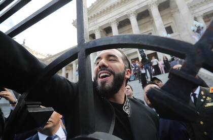 El presidente de El Salvador, Nayib Bukele, en la explanada del Congreso