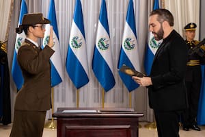 El presidente de El Salvador, Nayib Bukele, y la ministra de educación, la capitana Karla Trigueros