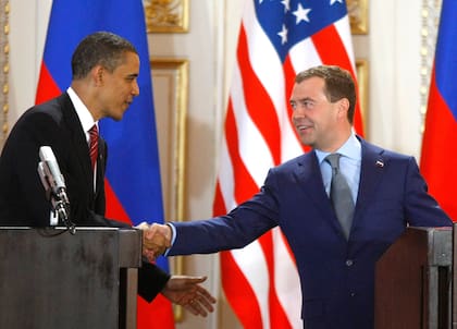 El presidente de Estados Unidos, Barack Obama, a la izquierda, y su homólogo ruso, Dmitry Medvedev, a la derecha, estrecha la mano en una conferencia de prensa en el Castillo de Praga, en Praga, República Checa, el 8 de abril de 2010, tras firmar el tratado Nuevo START para reducir las armas nucleares de bajo alcance