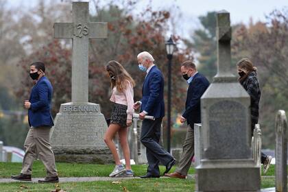 El presidente de Estados Unidos con sus nietas Natalie Biden, que usa unas Converse, y Finnegan Biden