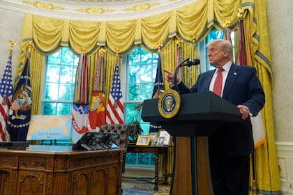 El presidente de Estados Unidos, Donald Trump, habla con la prensa en el Salón Oval de la Casa Blanca, el miércoles 7 de mayo de 2025