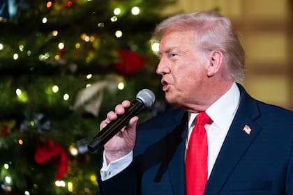 El presidente de Estados Unidos, Donald Trump, habla antes de un concierto de Andrea Bocelli en la Sala Este de la Casa Blanca mientras se dirige al recinto, el viernes 5 de diciembre de 2025, en Washington. (AP Foto/Allison Robbert)