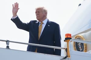 El presidente de Estados Unidos, Donald Trump, saluda al llegar al Air Force One en el aeropuerto de Kuala Lumpur, en Malasia.