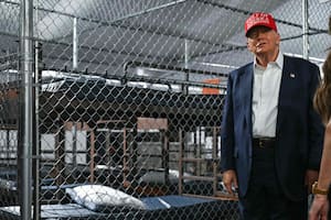 El presidente de Estados Unidos, Donald Trump, visitó la Alligator Alcatraz en Florida y emitió una advertencia a los migrantes