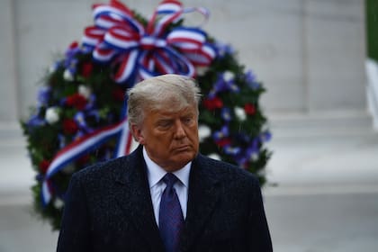 El presidente de Estados Unidos, Donald Trump, asiste a una ceremonia de colocación de la corona del "Día Nacional de Observancia" el 11 de noviembre de 2020 en el Cementerio Nacional de Arlington en Arlington, Virginia