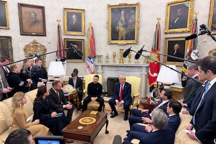 El presidente de Estados Unidos, Donald Trump (centro, derecha), con su par ucraniano, Volodimir Zelensky, responden preguntas a periodistas en el Salón Oval de la Casa Blanca.