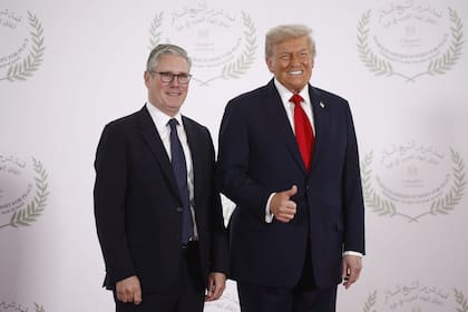 El presidente de Estados Unidos, Donald Trump, dialoga con el primer ministro británico, Keir Starmer, mientras ambos posan para una fotografía durante la cumbre de paz de Sharm el-Sheikh, en Egipto