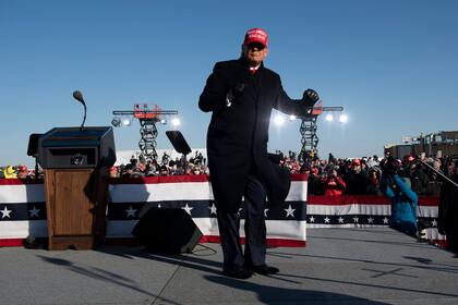 El presidente de Estados Unidos, Donald Trump, baila después de hablar durante un mitin Make America Great Again en el aeropuerto regional de Dubuque el 1 de noviembre de 2020, en Dubuque, Iowa