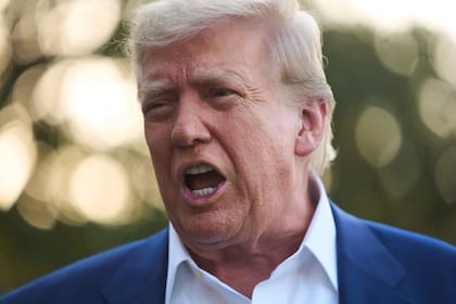 El presidente de Estados Unidos, Donald Trump, habla con periodistas antes de subir al Marine One en el Jardín Sur de la Casa Blanca, el martes 24 de junio de 2025, en Washington. (AP Foto/Evan Vucci)