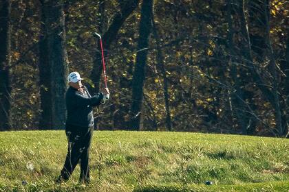 El presidente de Estados Unidos, Donald Trump, juega al golf en el Trump National Golf Club, el 7 de noviembre de 2020 en Sterling, Virginia