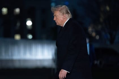 El presidente de Estados Unidos, Donald Trump, camina por el Jardín Sur a su llegada a la Casa Blanca, el 15 de marzo de 2026.