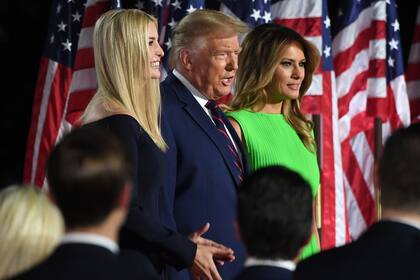 El presidente de Estados Unidos, Donald Trump, junto a su esposa Melania y su hija Ivanka