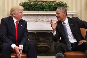 El presidente de Estados Unidos, Donald Trump, junto al expresidente Barack Obama