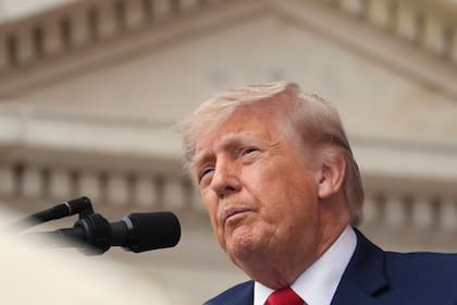 El presidente de Estados Unidos, Donald Trump, habla en el Cementerio Nacional de Arlington