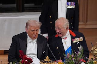 El rey Carlos III anuncia que viajará a EE.UU. en medio de la guerra y desata una ola de críticas