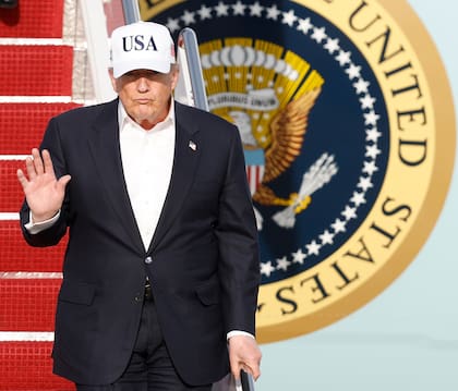 El presidente de Estados Unidos, Donald Trump, baja por las escaleras del Air Force One luego de su gira por China