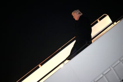 El presidente de Estados Unidos, Donald Trump, baja del Air Force One