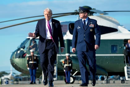 El presidente de Estados Unidos Donald Trump con el coronel de la Fuerza Aérea Christopher M. Robinson (Foto AP/Mark Schiefelbein)