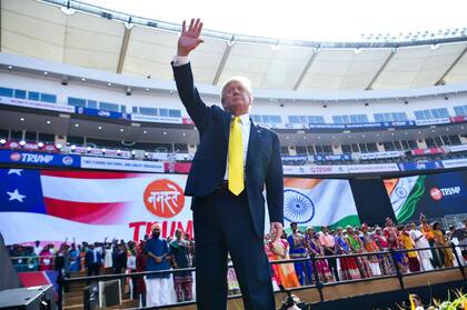 El presidente de Estados Unidos, Donald Trump, en la visita de Estado a India el 24 de febrero; aplasó una reunión por el coronavirus y acusó a sus funcionarios de ser alarmistas