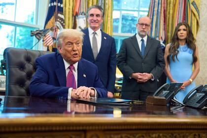 El presidente de Estados Unidos, Donald Trump, en un encuentro con periodistas en el Despacho Oval de la Casa Blanca, el martes 10 de junio de 2025, en Washington. A su lado, desde la izquierda, el secretario del Interior, Doug Burgum, el director de la oficina de presupuesto de la Casa Blanca, Russell Vought, y la secretaria de Seguridad Nacional, Kristi Noem. (AP Foto/Evan Vucci)