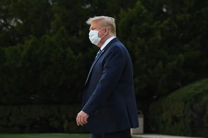 El presidente de Estados Unidos, Donald Trump, sale del Centro Médico Walter Reed en Bethesda, Maryland y camina hacia Marine One el 5 de octubre de 2020, para regresar a la Casa Blanca después de ser dado de alta