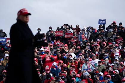 El presidente de Estados Unidos, Donald Trump, se retira después de hablar durante un mitin en Total Sports Park el 1 de noviembre de 2020, en Washington, Michigan