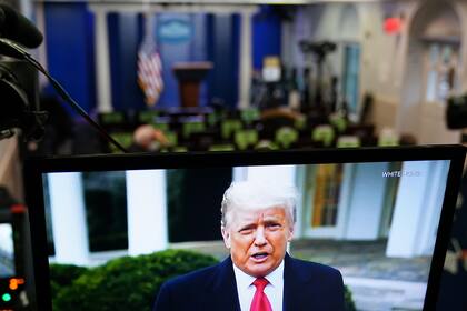El presidente de Estados Unidos, Donald Trump, se ve en la televisión desde un mensaje de video publicado en Twitter, el 6 de enero de 2021