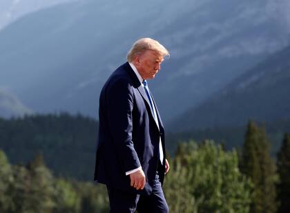 El presidente de Estados Unidos, Donald Trump, se retira tras una sesión de fotos familiares durante la Cumbre del G7, en Kananaskis, Canadá, el lunes 16 de junio de 2025. (Suzanne Plunkett/Pool Photo vía AP)
