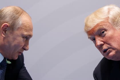 El presidente de Estados Unidos, Donald Trump, se reúne con el de Rusia, Vladímir Putin, en la cumbre del G20 en Hamburgo, Alemania, el 7 de julio de 2017.