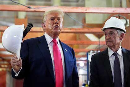 El presidente de Estados Unidos, Donald Trump, y el presidente de la Reserva Federal, Jerome Powell, en una visita a la sede del organismo, el 24 de julio de 2025, en Washington.