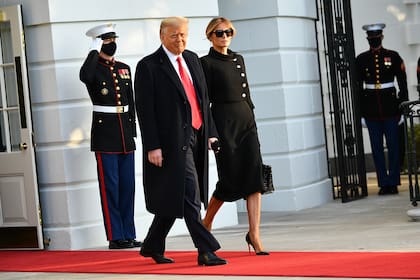 El presidente de Estados Unidos, Donald Trump, y la primera dama Melania se dirigen al Marine One para abandonar la Casa Blanca en Washington, DC el 20 de enero de 2021
