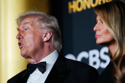 El presidente de Estados Unidos, Donald Trump, y la primera dama, Melania Trump, en la 48va gala de premios del Kennedy Center, el domingo 7 de diciembre de 2025, en el John F. Kennedy Center for the Performing Arts en Washington.