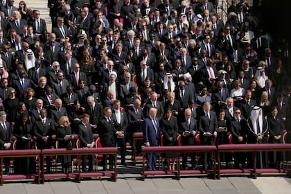 El presidente de Estados Unidos, Donald Trump, y su par francés, Emmanuel Macron, se ubicaron más hacia el costado.