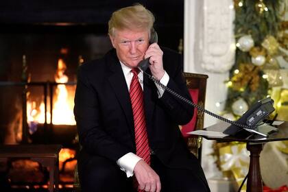 El presidente de Estados Unidos habló por teléfono con varios niños que aguardaban la llegada de Santa Claus