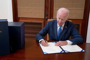 Mientras resiste enviar misiles, Biden prepara un "premio consuelo" para Ucrania