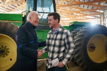 El presidente de Estados Unidos, Joe Biden, mientras saluda a un productor agropecuario de ese país