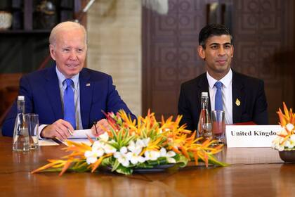 El presidente de Estados Unidos, Joe Biden, a la izquierda, y el primer ministro británico, Rishi Sunak, asisten a una reunión de emergencia de líderes del G20 después de que cayera un misil en Polonia, cerca de la frontera ucraniana, el miércoles 16 de noviembre de 2022, en Nusa Dua, Indonesia. (Leon Neal/Pool Foto via AP)