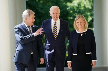 El presidente de Estados Unidos, Joe Biden (C), la primera ministra sueca  Magdalena Andersson (D), y el presidente finlandés Sauli Niinisto durante su encuentro en la Casa Blanca