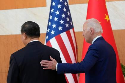 El presidente de Estados Unidos, Joe Biden junto al presidente chino, Xi Jinping, antes de su reunión al margen de la cumbre del G20, el lunes 14 de noviembre de 2022, en Nusa Dua, Bali, Indonesia