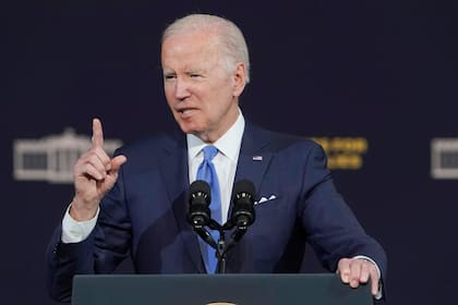 El presidente de Estados Unidos, Joe Biden, ofrece un discurso el 22 de abril de 2022, en t Green River College, Auburn, Washington. (AP Foto/Ted S. Warren, archivo)
