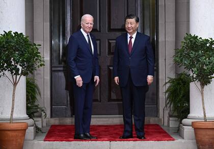 El presidente de Estados Unidos, Joe Biden, saluda al presidente de China, Xi Jinping, antes de una reunión durante la Semana de Líderes de la Cooperación Económica de Asia-Pacífico (APEC) en Woodside, California, el 15 de noviembre de 2023.