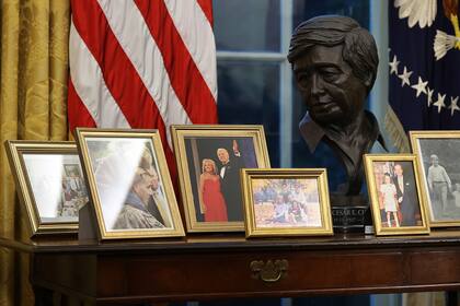 El presidente de Estados Unidos, Joe Biden, se prepara para firmar una serie de órdenes ejecutivas en el Resolute Desk en la Oficina Oval, pocas horas después de su toma de posesión el 20 de enero de 2021 en Washington, DC