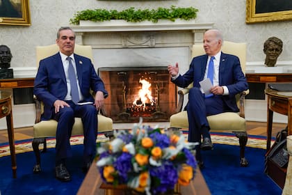 El presidente de Estados Unidos, Joe Biden, se reúne con su homólogo de República Dominicana, Luis Abinader, en la Oficina Oval, en la Casa Blanca, Washington, el 2 de noviembre de 2023. (AP Foto/Evan Vucci)