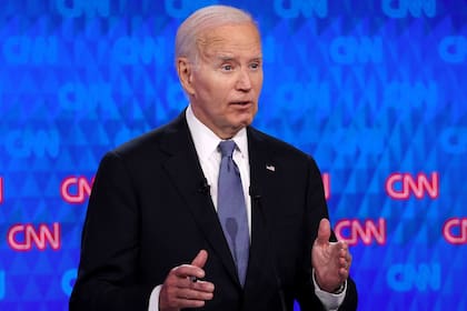El presidente de Estados Unidos, Joe Biden, toma la palabra durante el debate presidencial de CNN