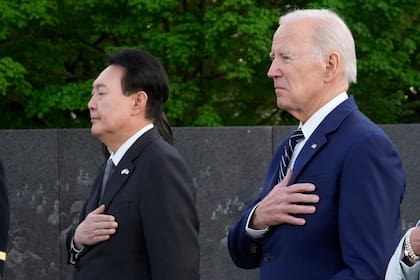 El presidente de Estados Unidos, Joe Biden, y el presidente de Corea del Sur, Yoon Suk Yeol, tras colocar una ofrenda floral en el Monumento a los Veteranos de la Guerra de Corea en Washington, el martes 25 de abril de 2023. (AP Foto/Susan Walsh)