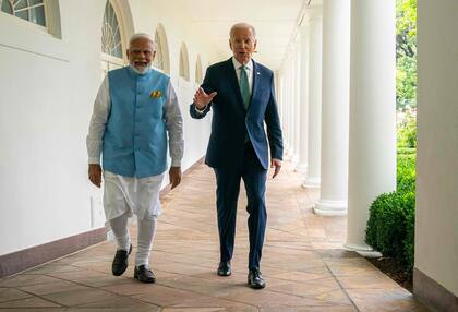 El presidente de Estados Unidos, Joe Biden, y el primer ministro de India, Narendra Modi, caminan hacia la Oficina Oval de la Casa Blanca en Washington, D.C., el 22 de junio de 2023. 