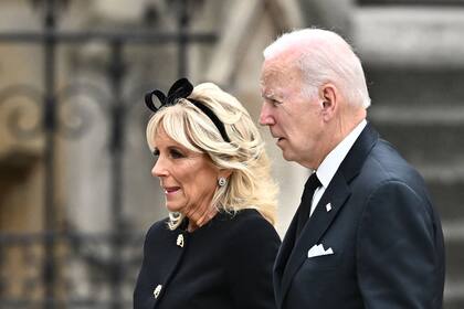 El presidente de Estados Unidos, Joe Biden, y su mujer, Jill, al llegar a Westminster