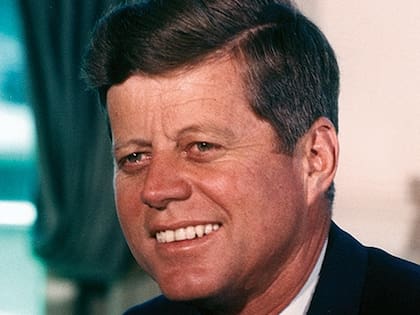 Kennedy le encargó al perfumista francés 8 frascos de Egypt y uno más para su hermano Bob; de esta anécdota proviene el nombre de la marca Eight & Bob