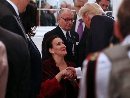 El presidente de Estados Unidos saluda a Michetti bajo la mirada de Faurie